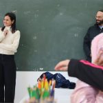 Voluntária em oficina com rabino no Lar das Crianças da CIP