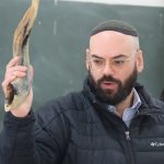 rabino em oficina sobre rosh hashaná no lar das crianças da CIP