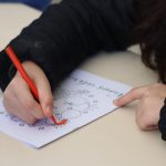 Aluna em oficina com rabino no Lar das Crianças da CIP