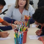 Voluntária em oficina com rabino no Lar das Crianças da CIP