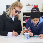 Voluntária em oficina com rabino no Lar das Crianças da CIP