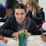 Voluntária em oficina com rabino no Lar das Crianças da CIP