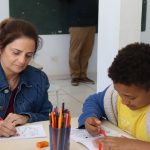 Voluntária em oficina com rabino no Lar das Crianças da CIP