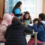 Voluntária em oficina com rabino no Lar das Crianças da CIP