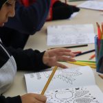 Aluna em oficina com rabino no Lar das Crianças da CIP