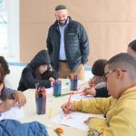 rabino em oficina sobre rosh hashaná no lar das crianças da CIP