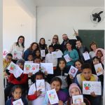 Registro final das crianças com voluntárias e rabino em oficina