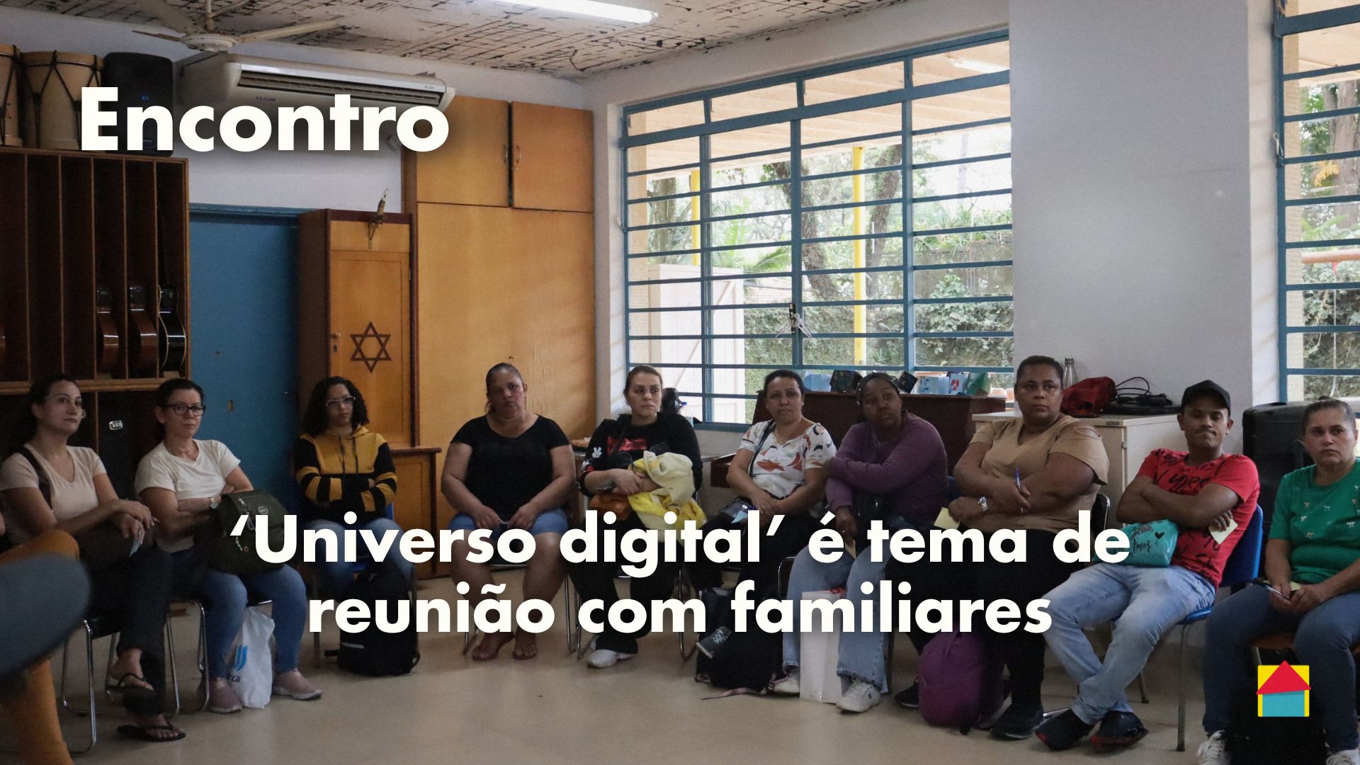 Famílias em reunião do psicossocial sobre universo digital
