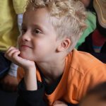 Criança em ação de Rosh Rashaná com o rabino Micha Gamerman no Lar das Crianças da CIP