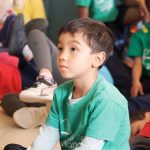 Criança em ação de Rosh Rashaná com o rabino Micha Gamerman no Lar das Crianças da CIP