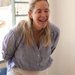 Voluntária em ação de Rosh Hashaná com o rabino Micha Gamerman no Lar das Crianças da CIP