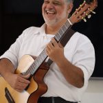 Músico Ricardo no Lar das Crianças da CIP com o rabino Micha Gamerman em ação de Rosh Hashaná