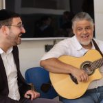 Rabino Micha Gamerman e o músico Ricardo no Lar das Crianças da CIP em ação de Rosh Hashaná