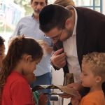 Rabino Micha Gamerman recebe homenagem das crianças em ação de Rosh Hashaná no Lar das Crianças da CIP